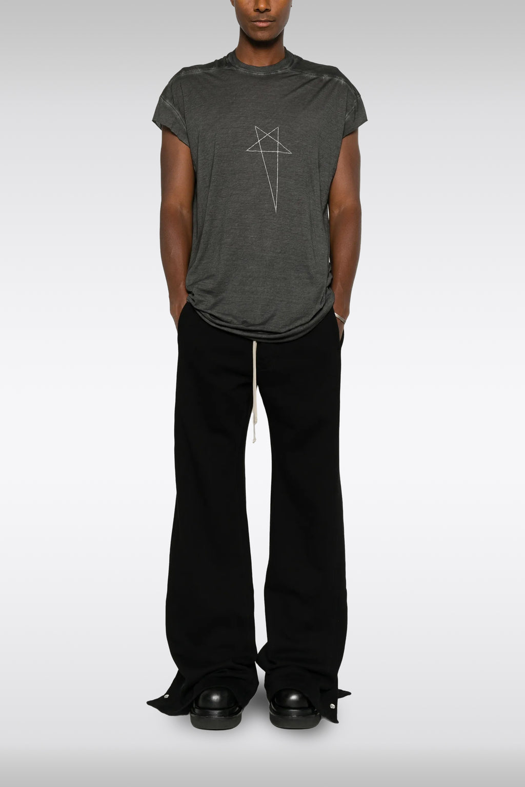 alt-image__T-shirt-smanicata-nera-in-cotone-lavato-con-stampa-pentagram---Rick-S-Jumbo-SL-T