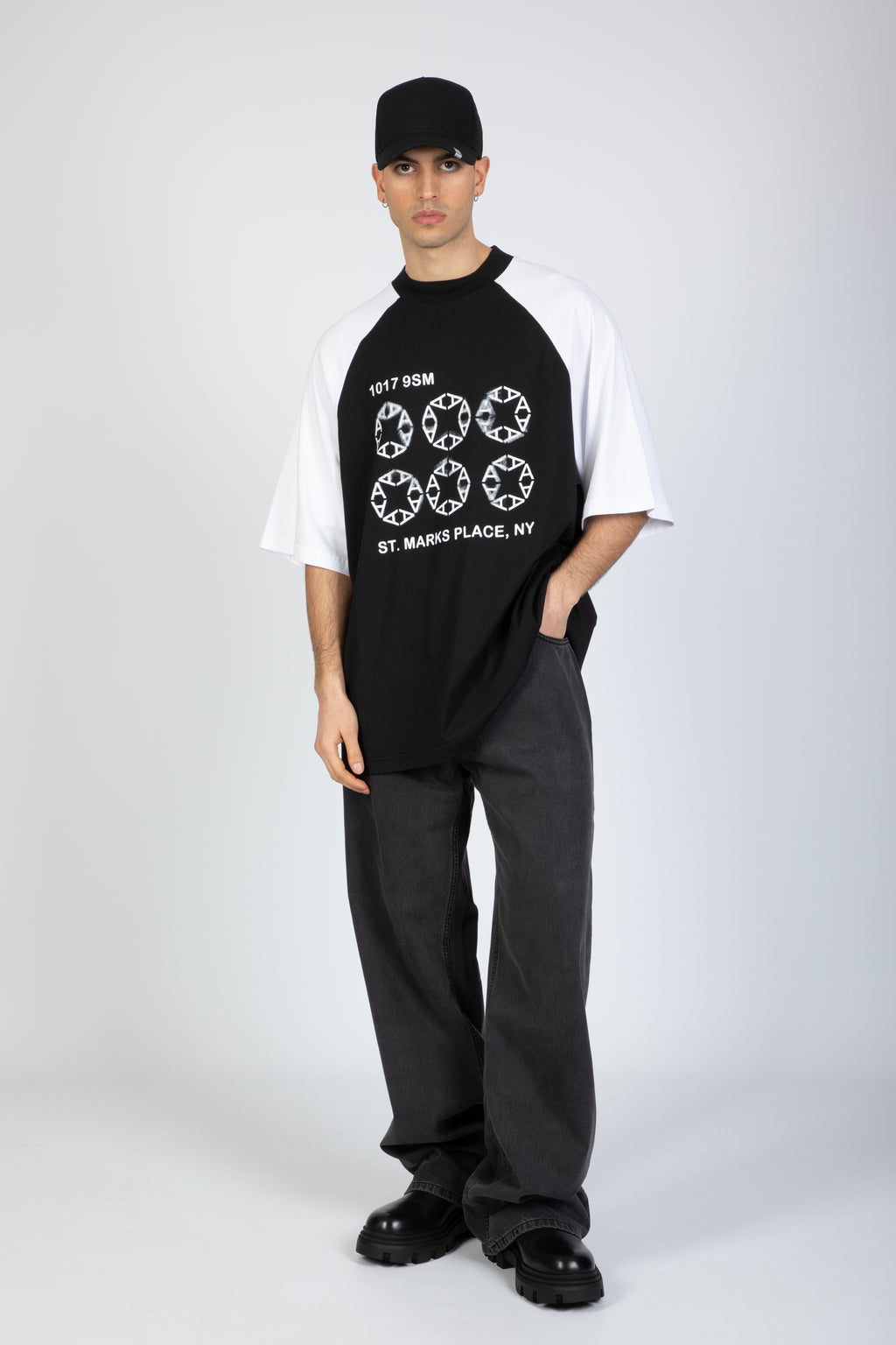 alt-image__T-shirt-oversize-con-manica-raglan-in-cotone-bianco/nero---Oversize-Logo-Raglan-T-Shirt