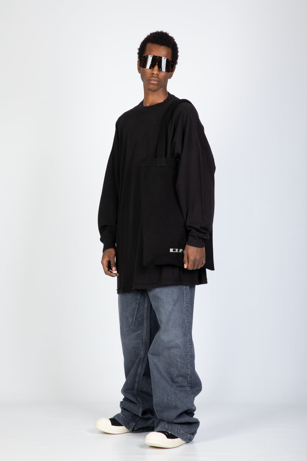 alt-image__T-shirt-nera-in-cotone-con-fondo-a-taglio-vivo---Tommy-LS-Sweat