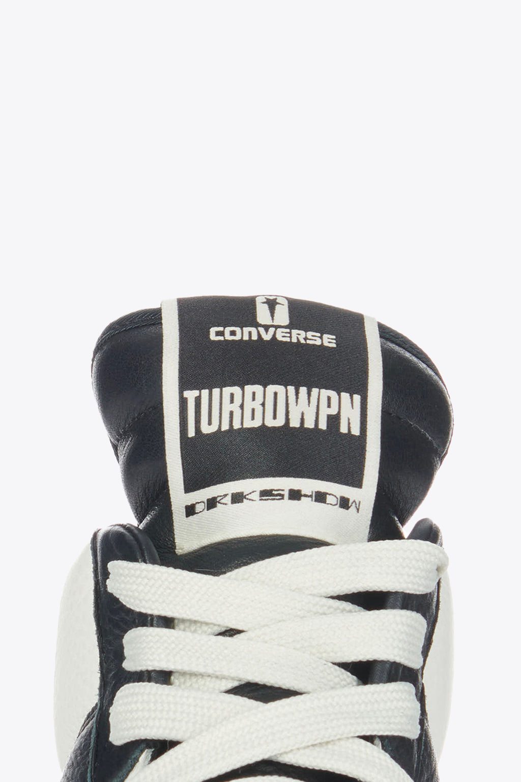 alt-image__Sneaker-in-pelle-nera-e-panna-in-collaborazione-con-Converse---Turbowpn