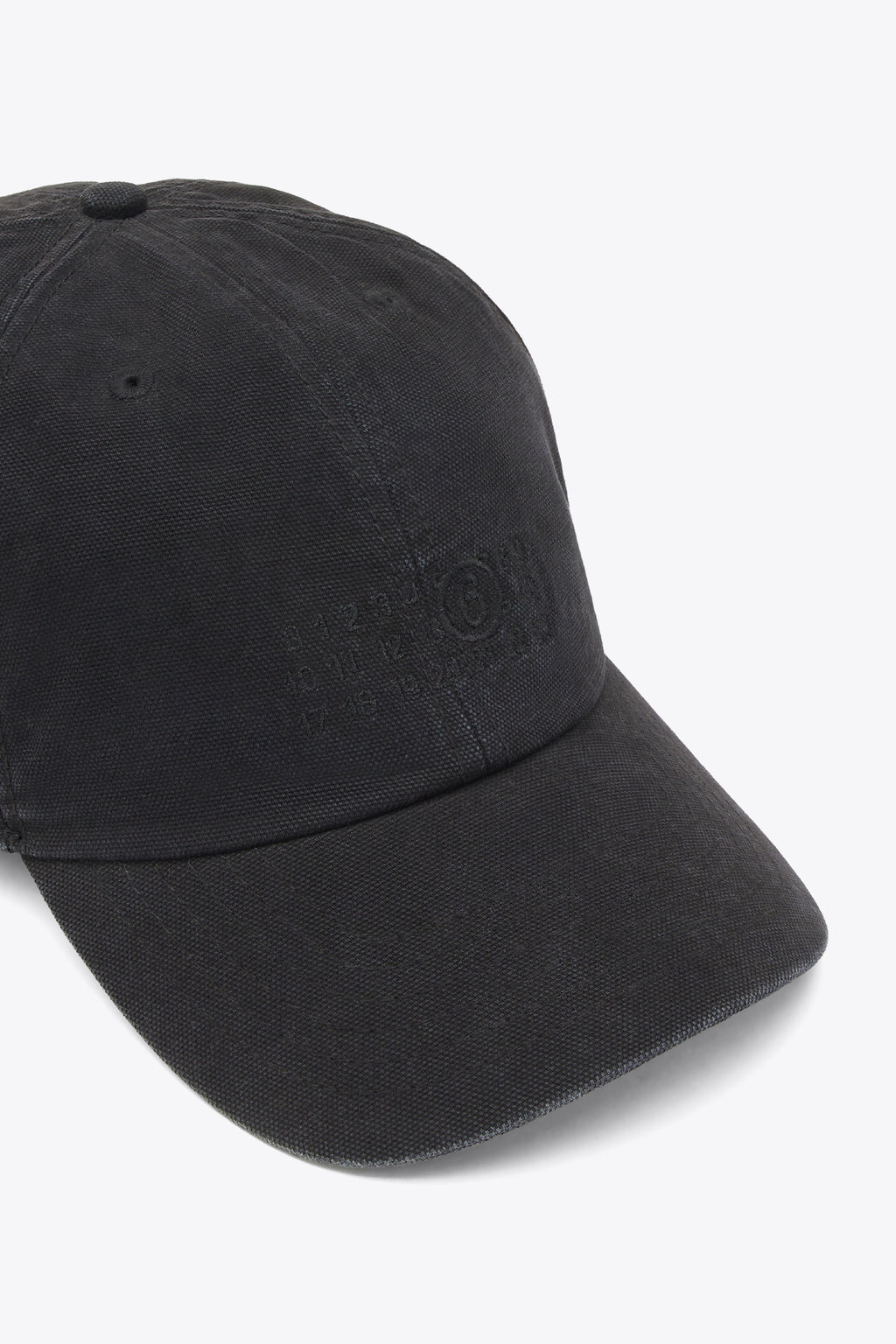 alt-image__Cappello-con-visiera-in-canvas-nero-con-logo-numerico-ricamato