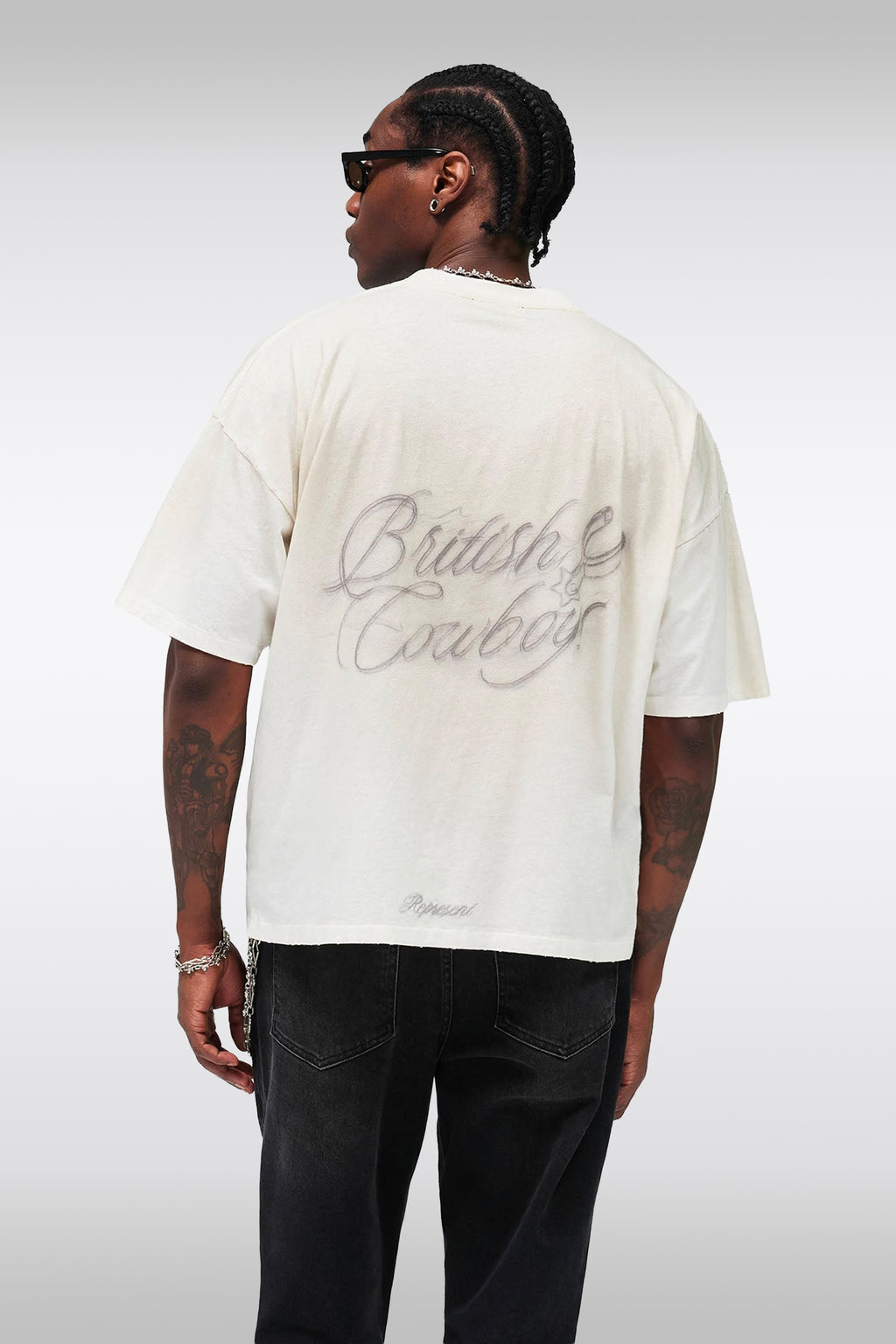 alt-image__T-shirt-in-cotone-color-panna-con-stampa-grafica---British-Cowboys-T-Shirt