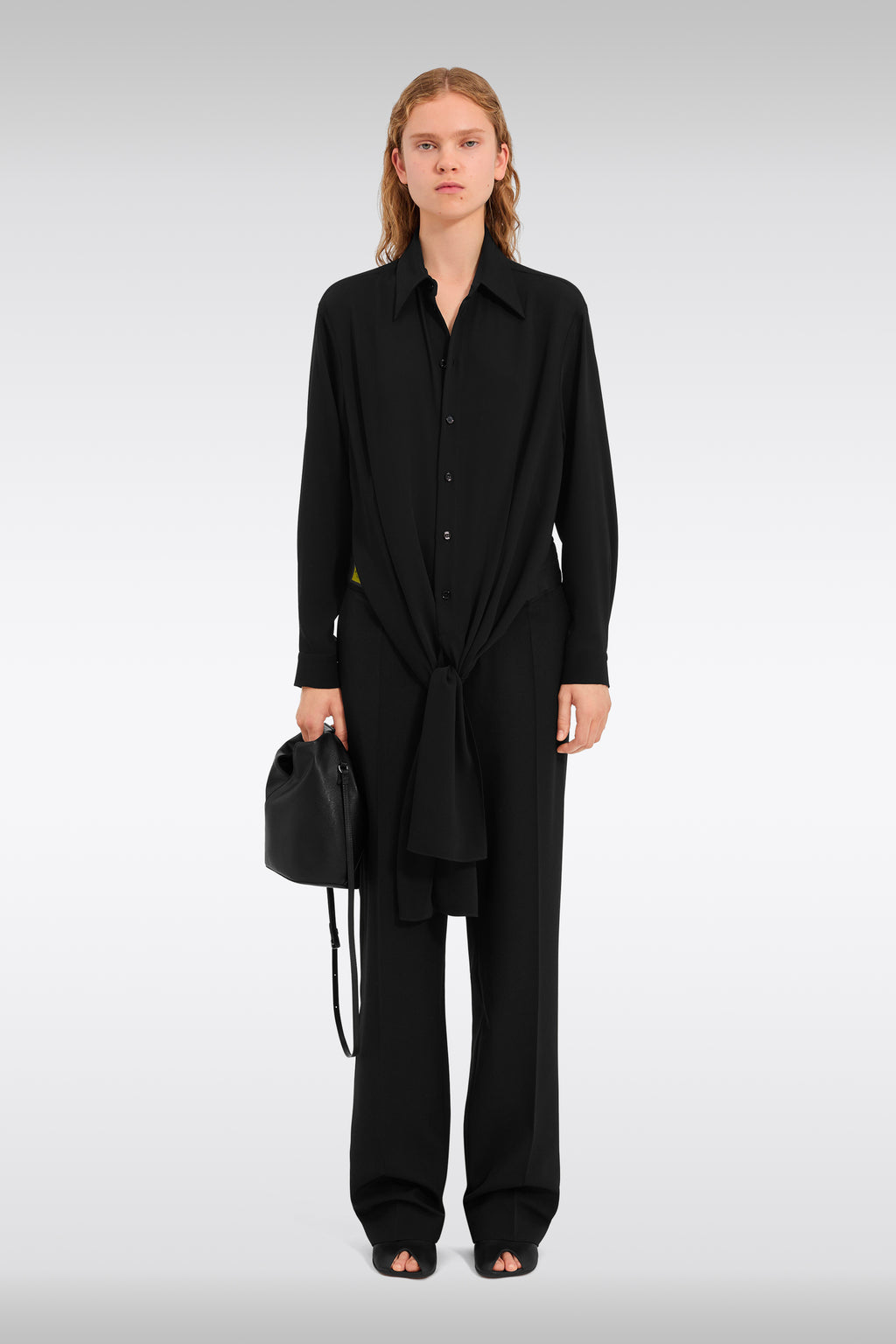 alt-image__Camicia-cropped-nera-con-bande-annodate-in-vita