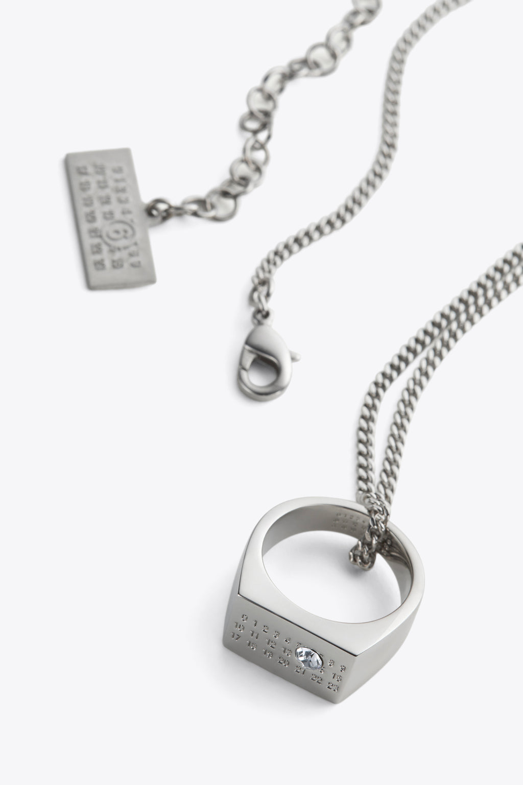 alt-image__Collana-in-ottone-color-argento-con-anello-pendente-con-logo-numerico-e-strass