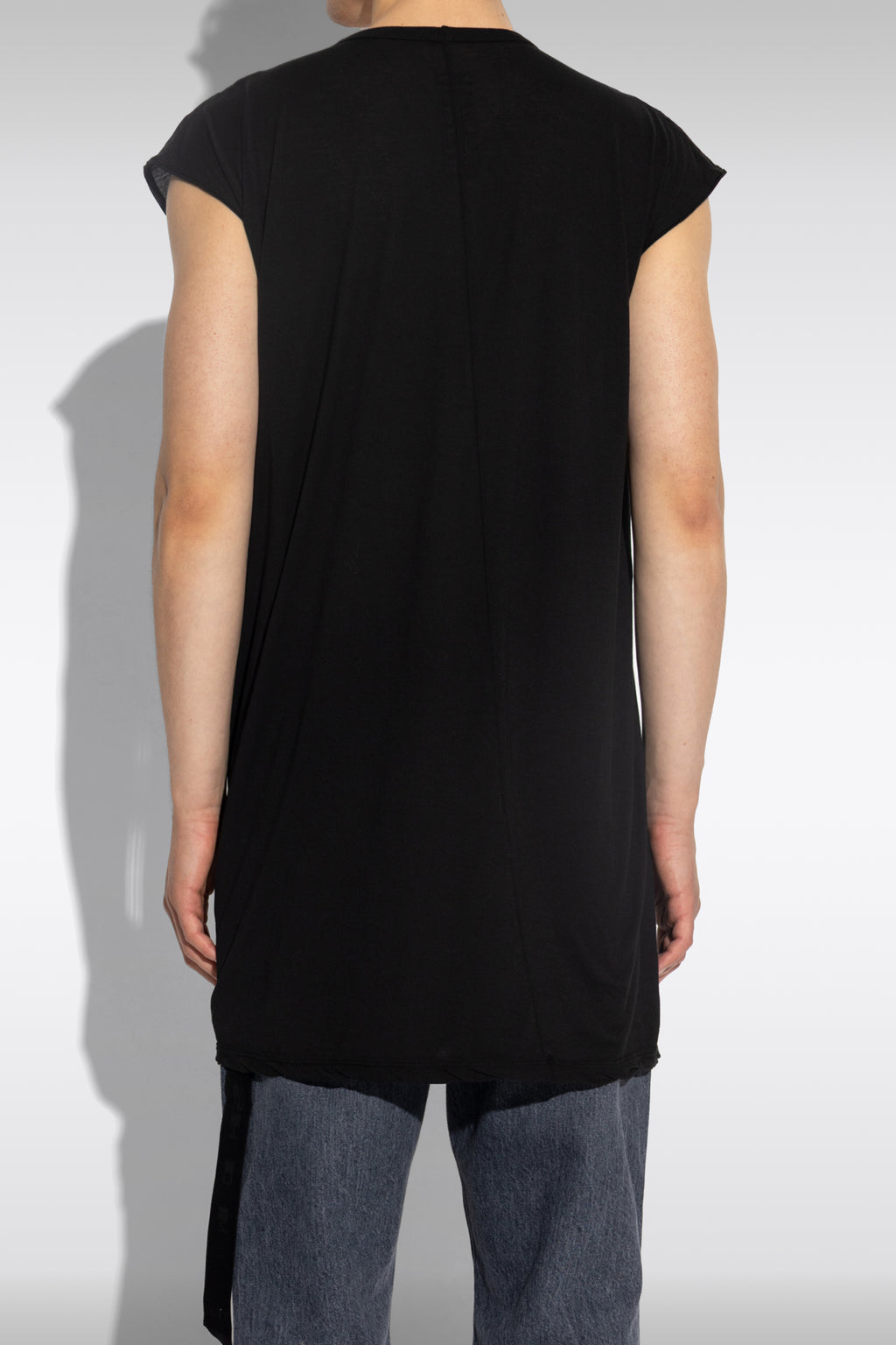 alt-image__T-shirt-nera-smanicata-con-scollo-a-V-profondo---Dylan-T