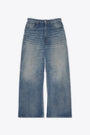 Jeans baggy in denim blu sabbiato con estremità sfrangiate 