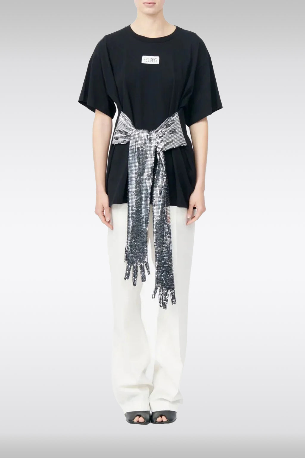alt-image__T-shirt-nera-oversize-in-cotone-con-guanti-in-paillettes-cancan-argento-in-vita
