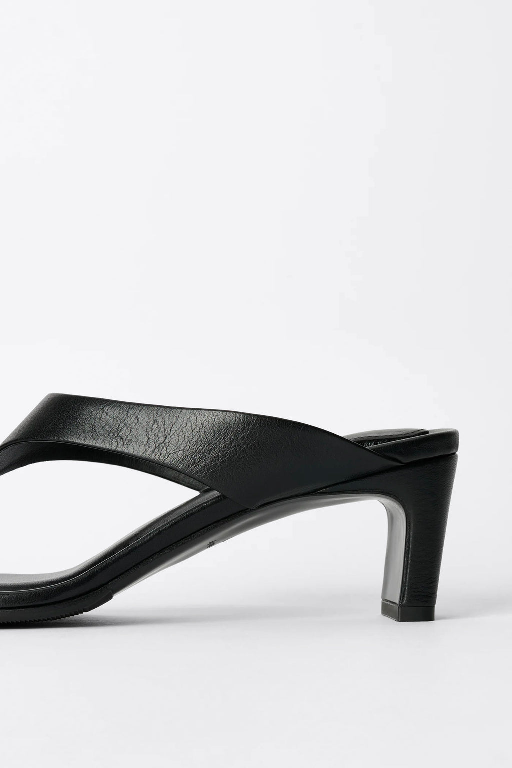 alt-image__Sandalo-ad-infradito-nero-in-pelle-con-tacco---Karasu-Sandal