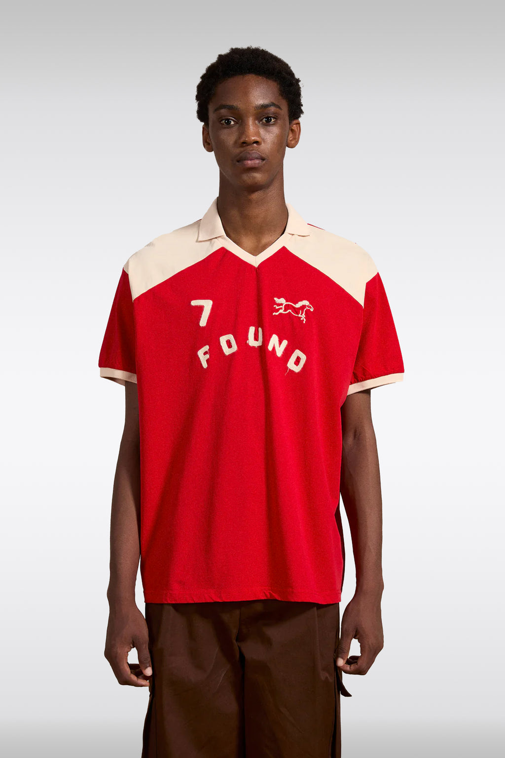 alt-image__T-shirt-rossa-in-cotone-con-colletto-a-contrasto-ispirata-alle-unformi-sportive---Goji-Red-Jersey