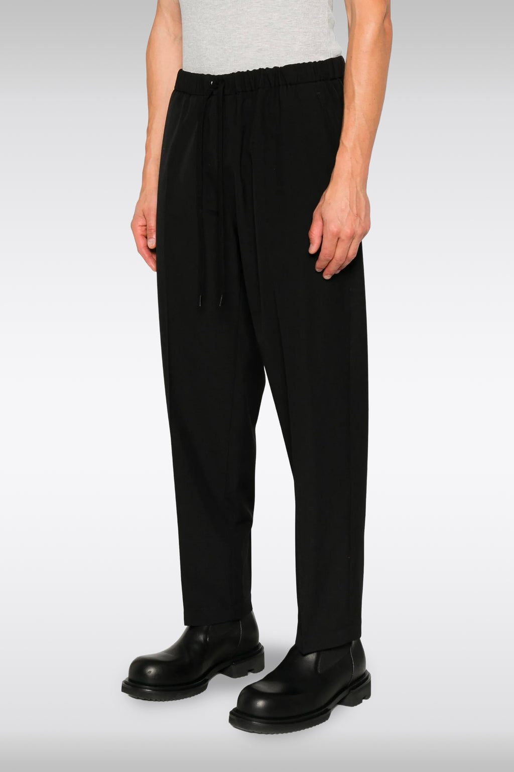 alt-image__Pantalane-nero-in-frescolana-con-elastico-in-vita-e-coulisse