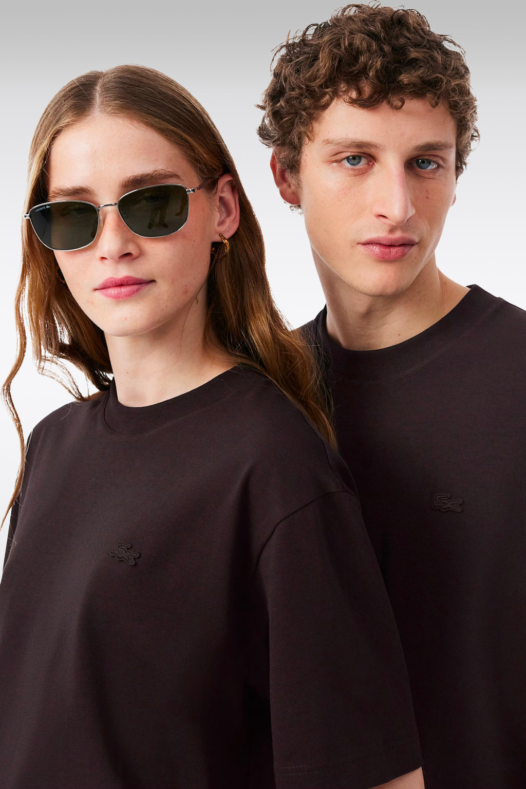 alt-image__T-shirt-marrone-loose-fit-in-cotone-con-logo-al-petto