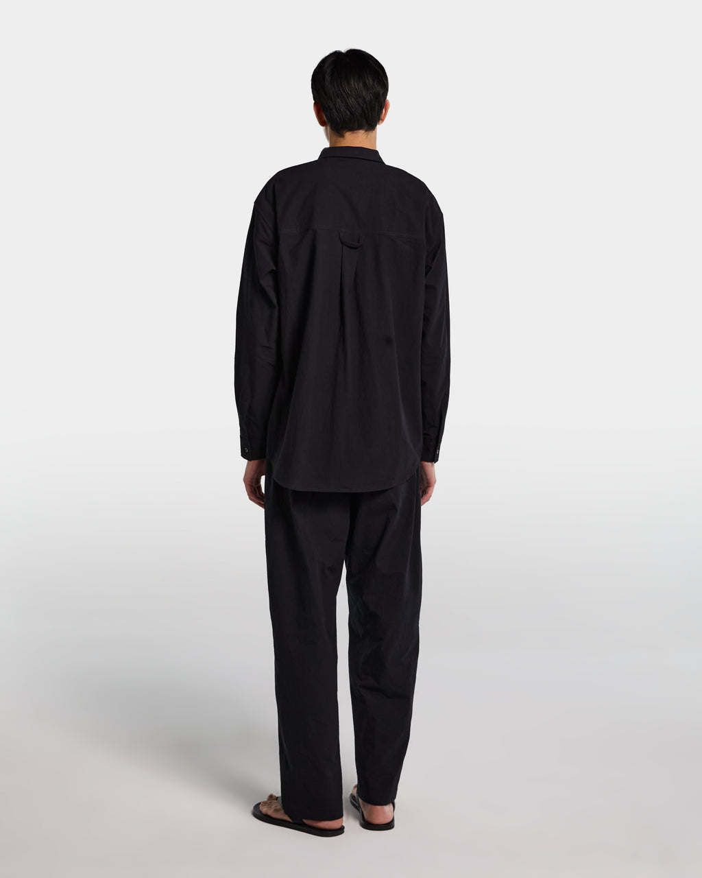 alt-image__Overshirt-nera-in-frescolana-con-maniche-lunghe