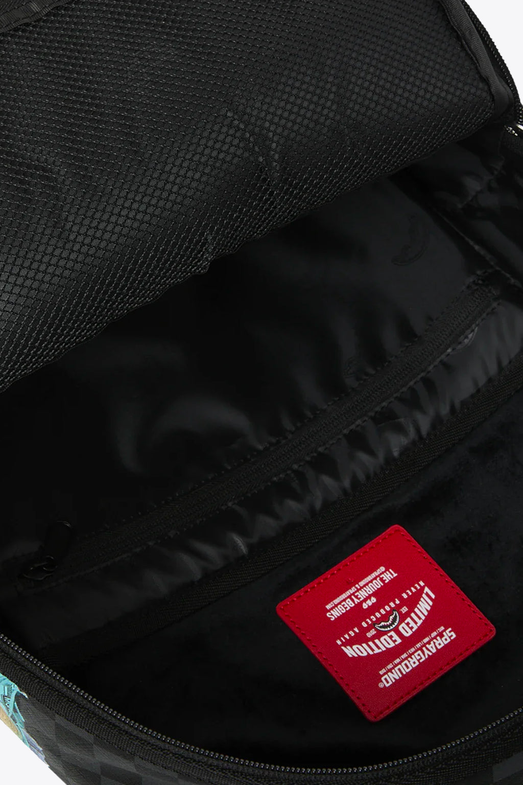 alt-image__Zaino-in-pvc-nero-a-scacchi-con-stampa-soldi-Monopoly---Monopoly-Money-Stacks-Backpack