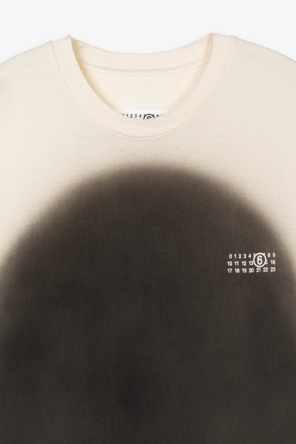 alt-image__T-shirt-panna-in-cotone-con-stampa-nera-circolare