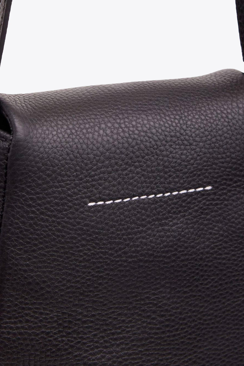 alt-image__Borsa-piccola-in-pelle-nera-con-logo-numerico-in-metallo