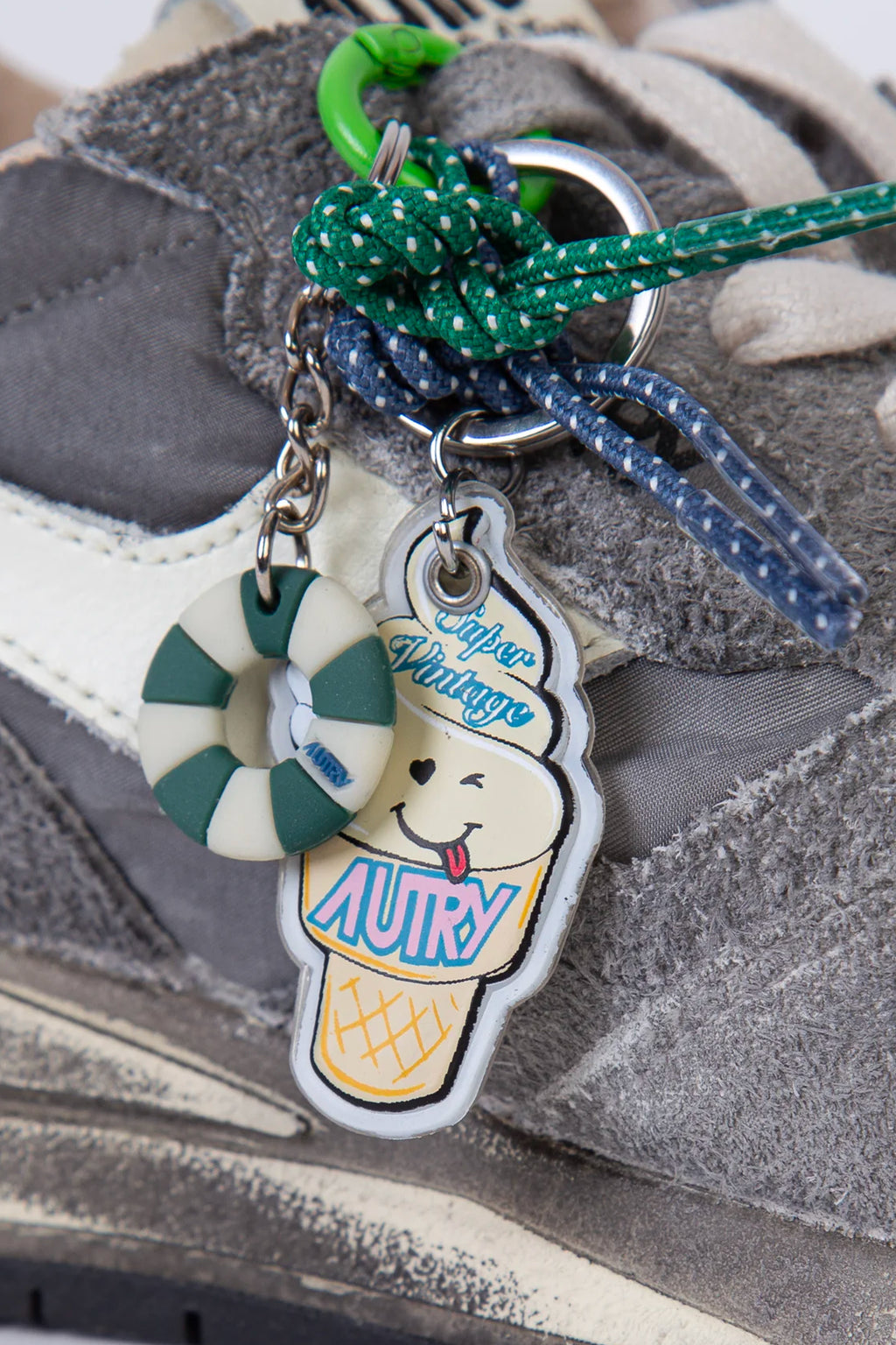 alt-image__Sneaker-bassa-in-nylon-grigio-e-pelle-scamosciata-distressed-con-ciondoli---Reelwind-Sup-Vint-low