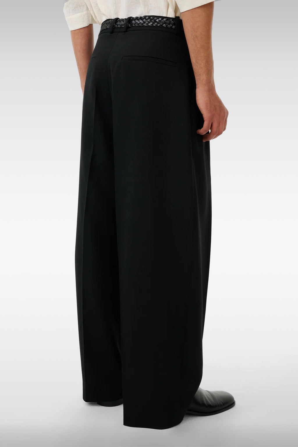 alt-image__Pantalone-baggy-nero-in-lana-tecnica-con-doppia-pince---Line