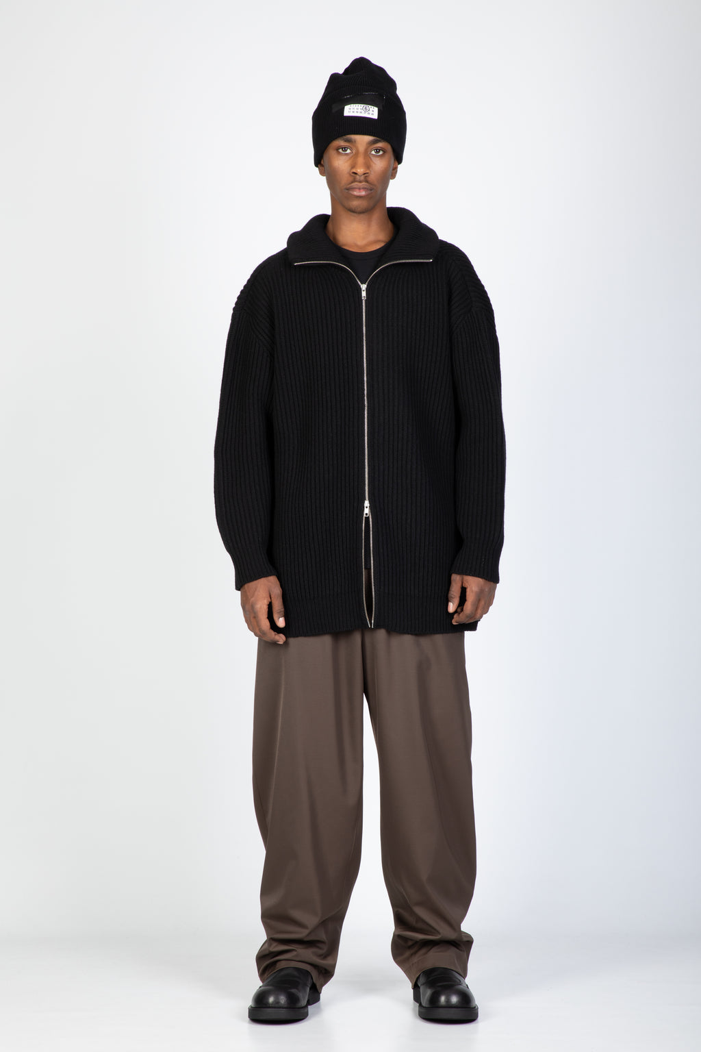 alt-image__Pantalone-in-tessuto-tecnico-marrone-con-elastico-in-vita