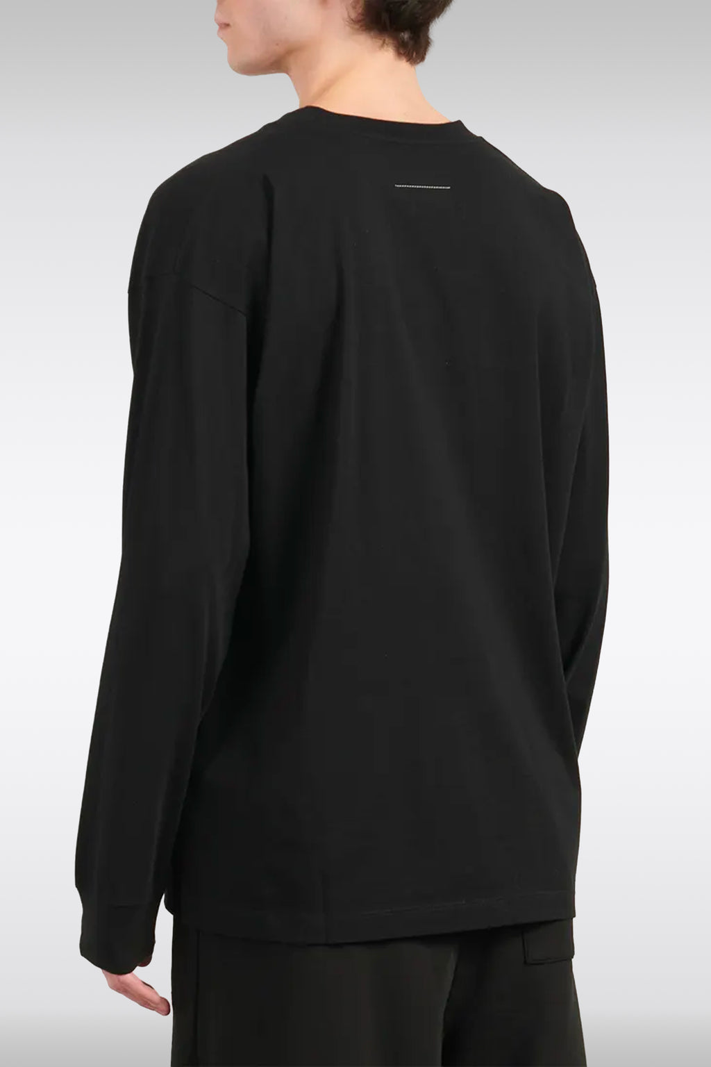 alt-image__T-shirt-nera-con-maniche-lunghe-e-stampa-grafica-frontale