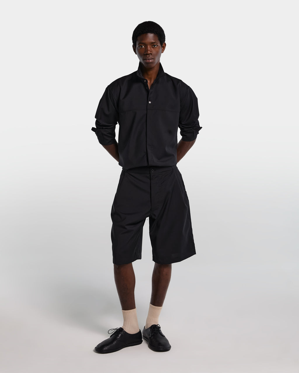 alt-image__Overshirt-nera-in-frescolana-con-maniche-lunghe