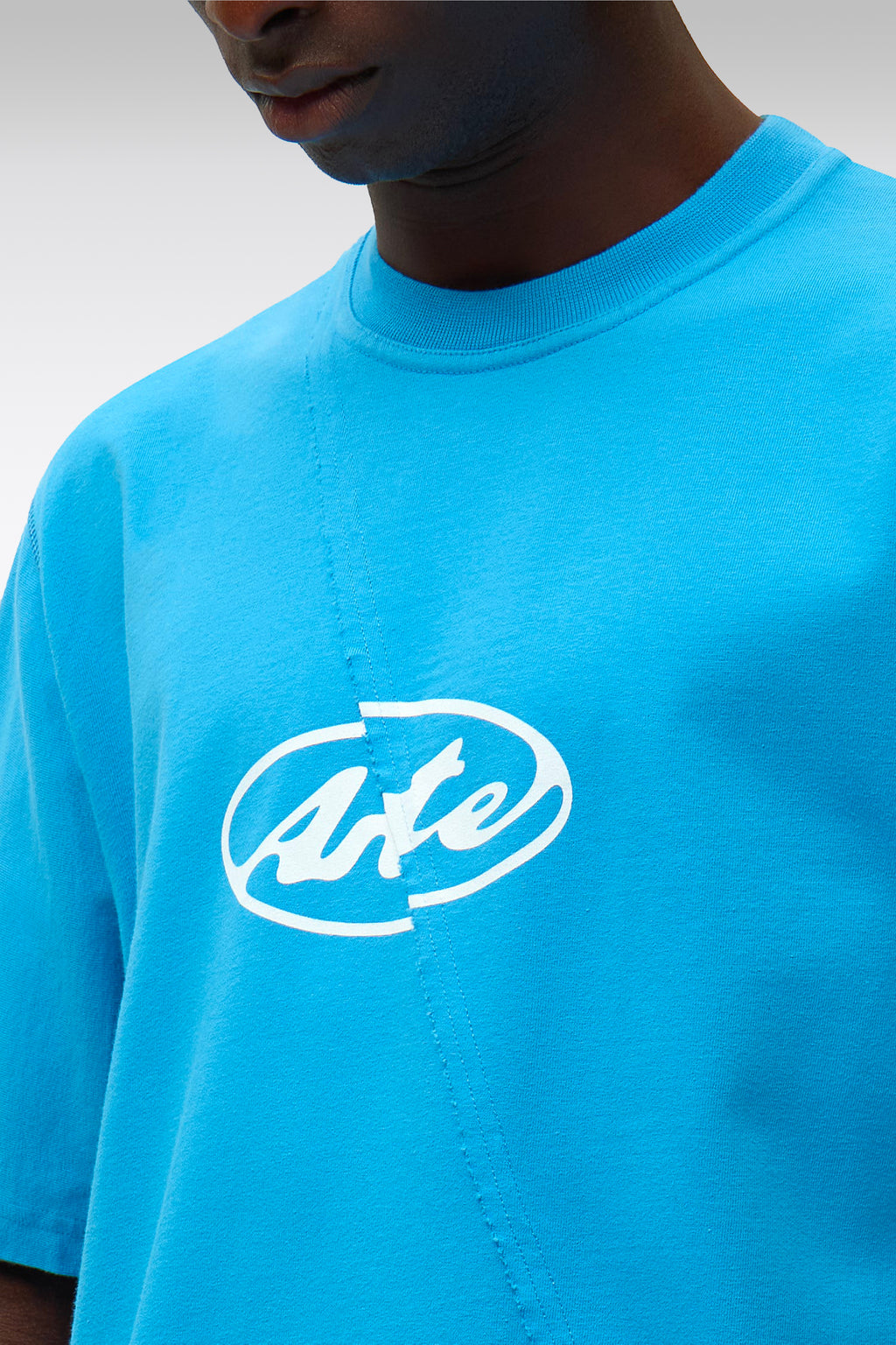 alt-image__T-shirt-azzurra-in-cotone-con-logo-e-cucitura-diagonale---Circle-Logo-T-shirt