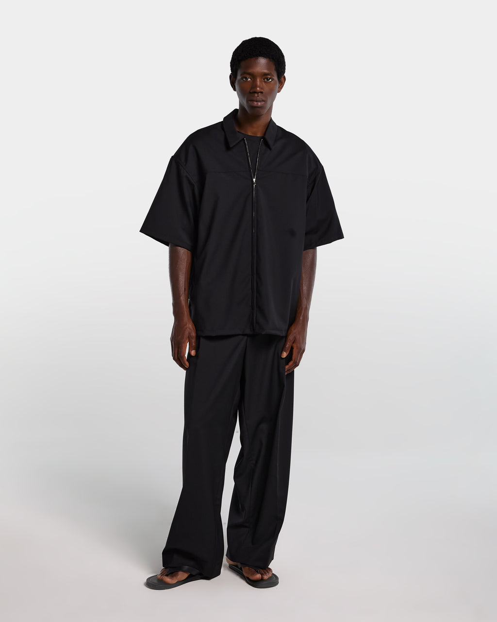 alt-image__Camicia-nera-in-frescolana-con-zip