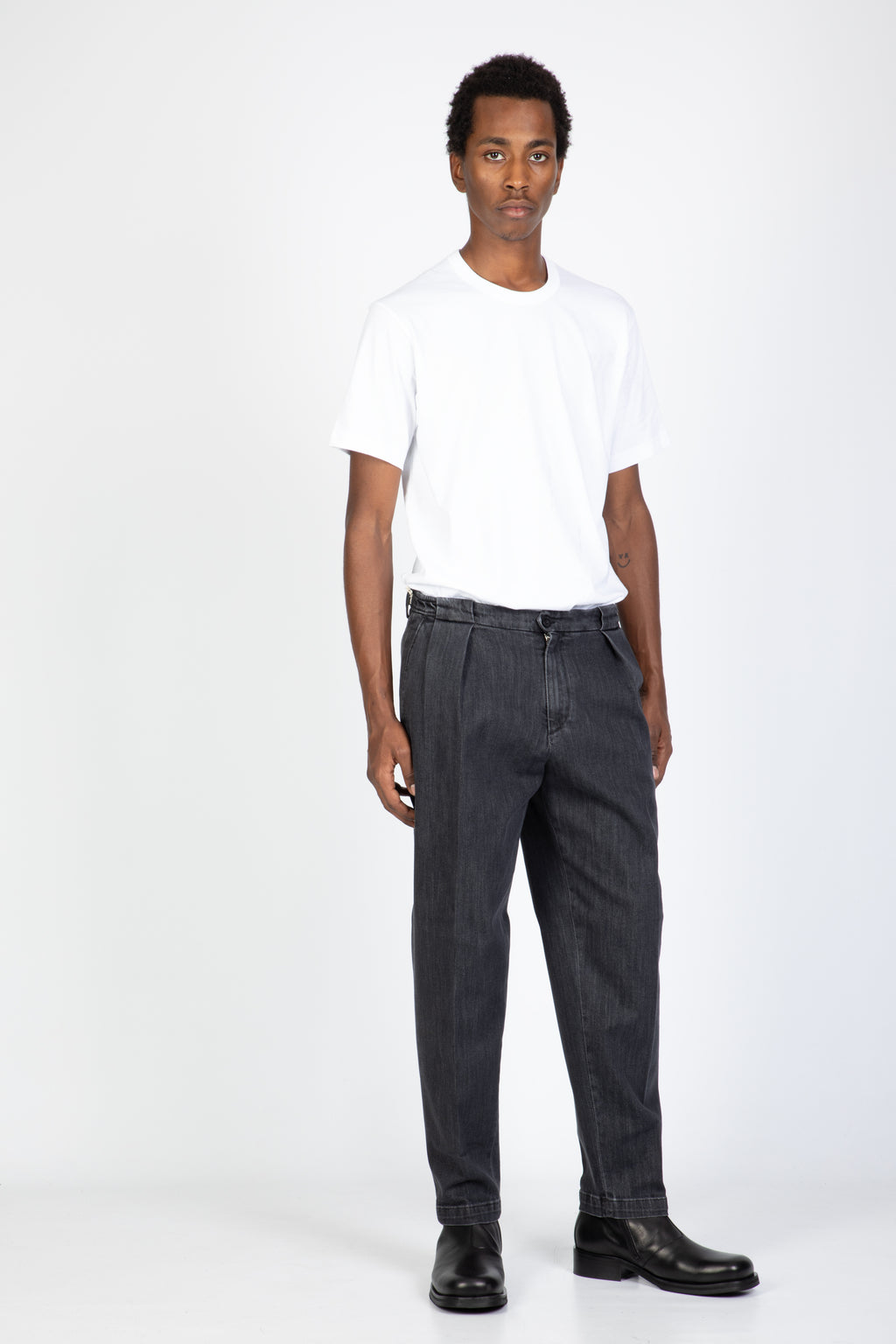 alt-image__Pantalone-in-denim-chambary-nero-con-pinces-frontali----Portobellos