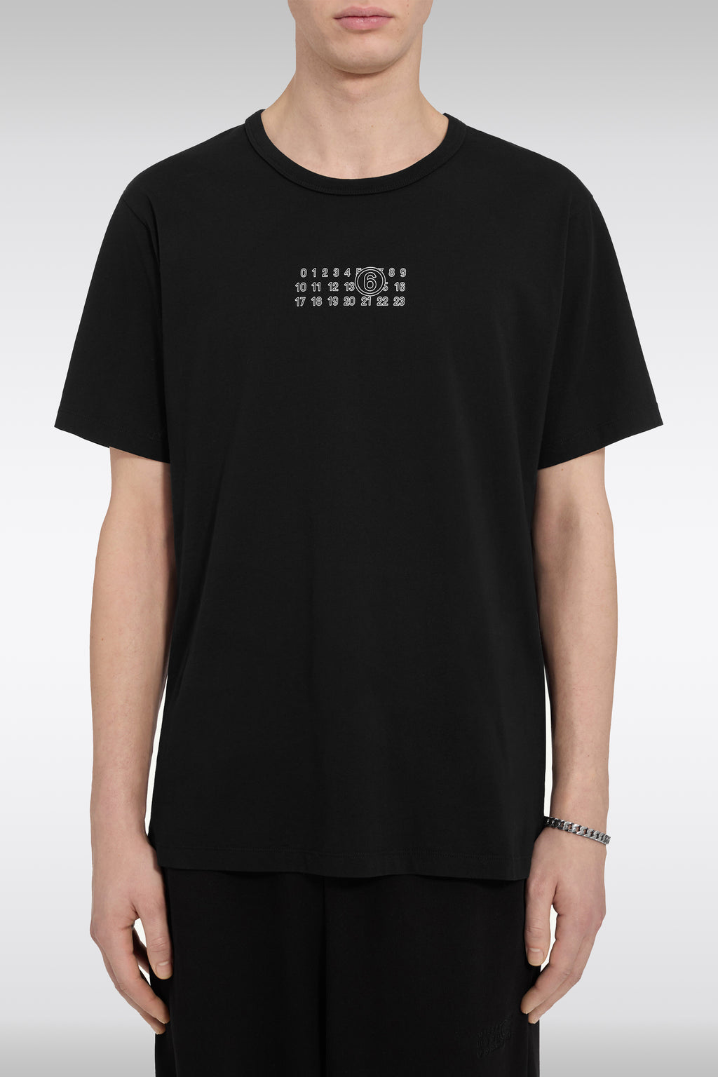 alt-image__T-shirt-nera-in-cotone-con-logo-numerico-frontale