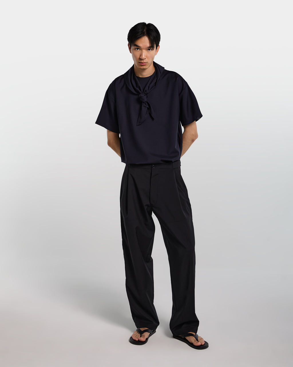 alt-image__Pantalone-nero-in-frescolana-con-vita-regolabile