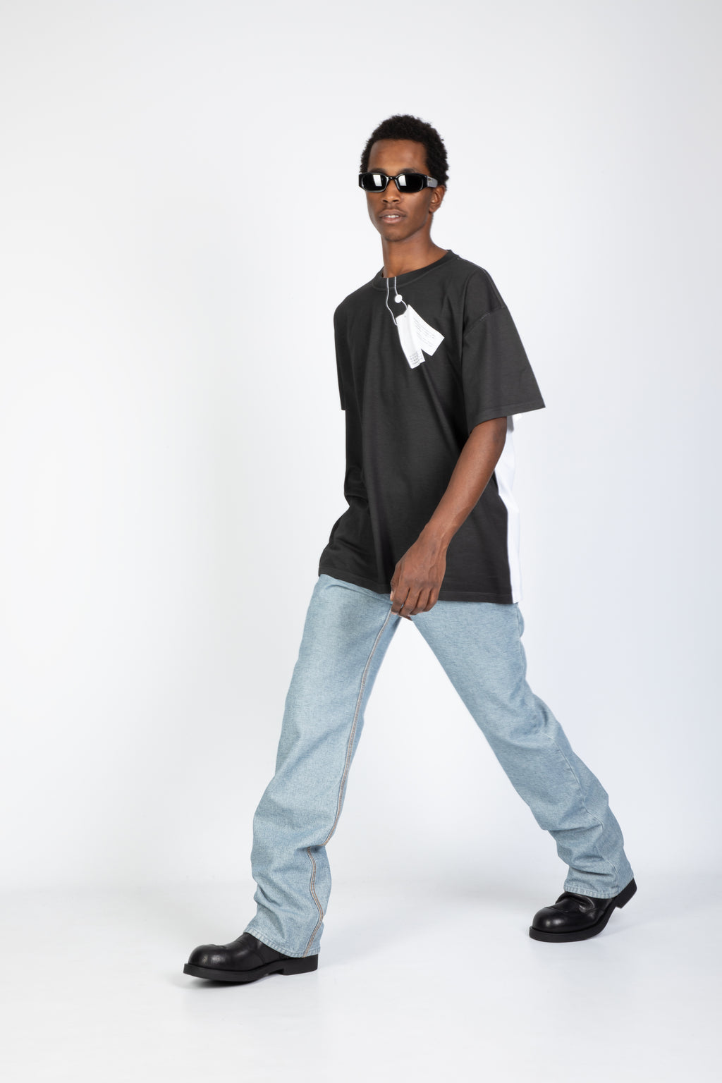 alt-image__T-shirt-nera-e-bianca-in-cotone-con-stampa-trompe-l'oeil