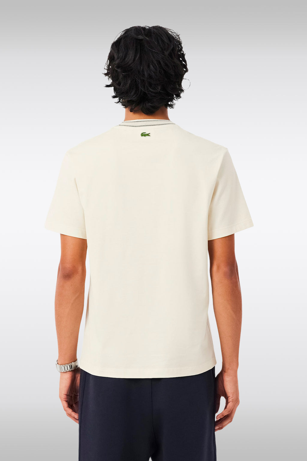 alt-image__T-shirt-in-cotone-color-panna-con-girocollo-a-contrasto-e-logo-a-rombo-al-petto