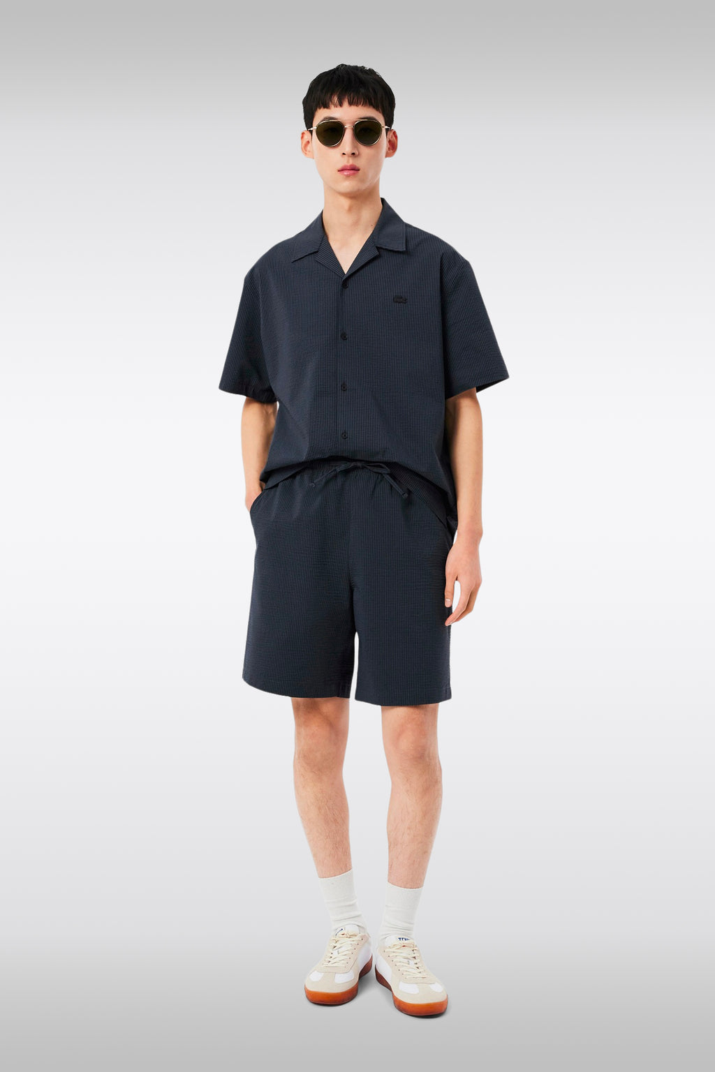 alt-image__Shorts-in-seersucker-a-righe-nero-e-grigo-con-coulisse