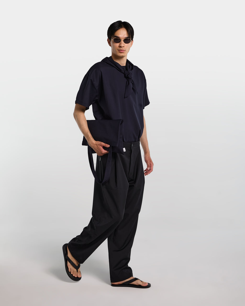 alt-image__Pantalone-nero-in-frescolana-con-vita-regolabile