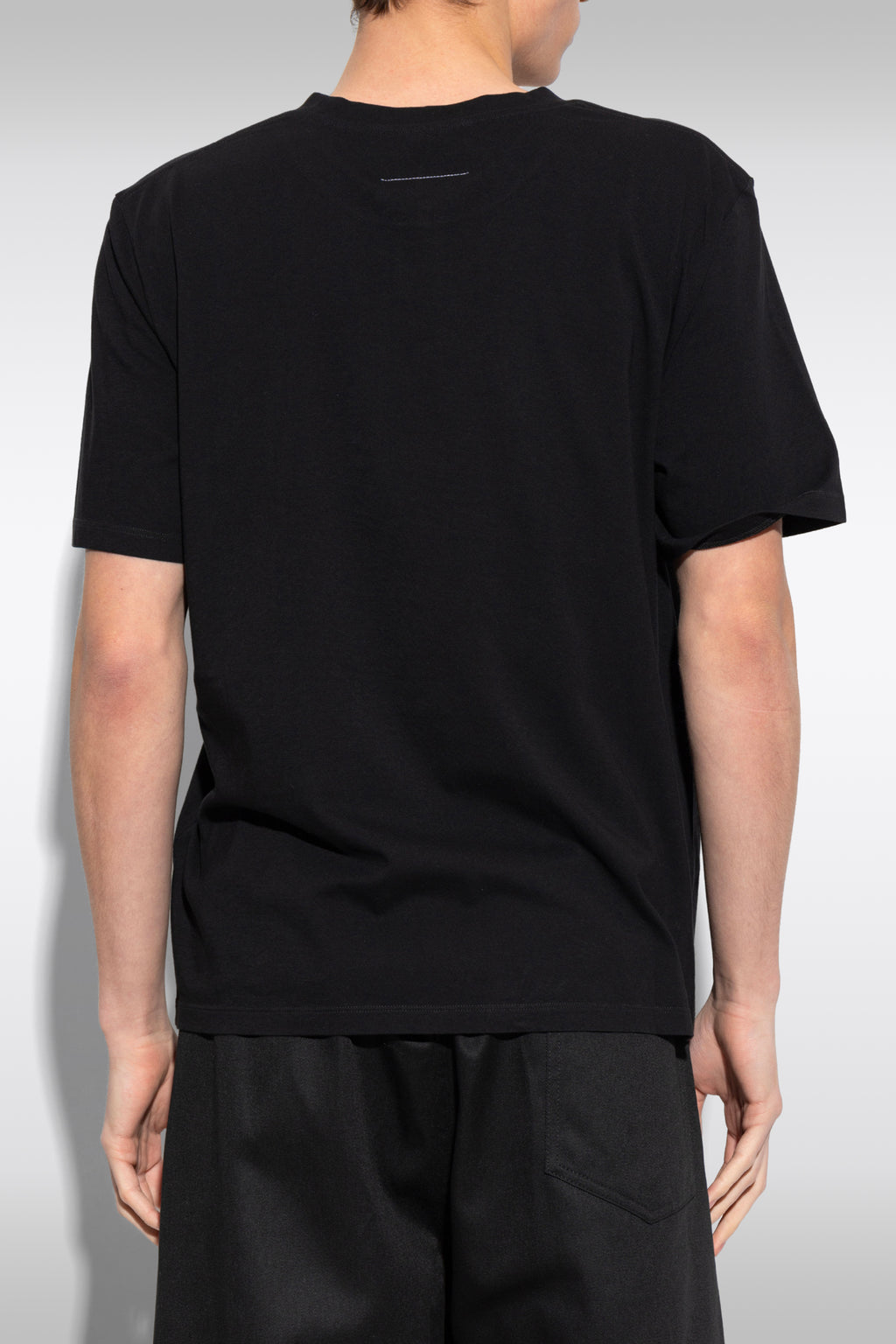 alt-image__T-shirt-nera-con-logo-al-petto