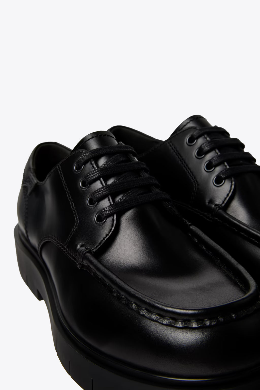 alt-image__Scarpa-derby-in-pelle-nera-con-cucitura-a-vista---Alaro