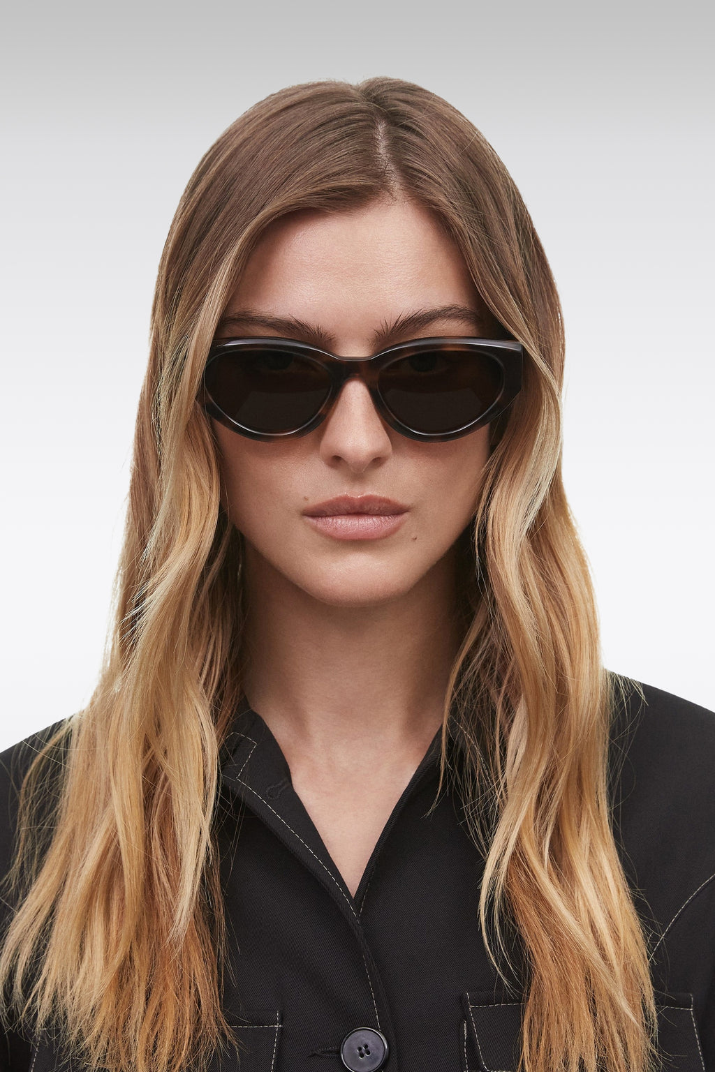 alt-image__Occhiali-da-sole-cat-eye-in-acetato-marrone-tartarugato-in-collaborazione-con-Rotate---Rotate-06