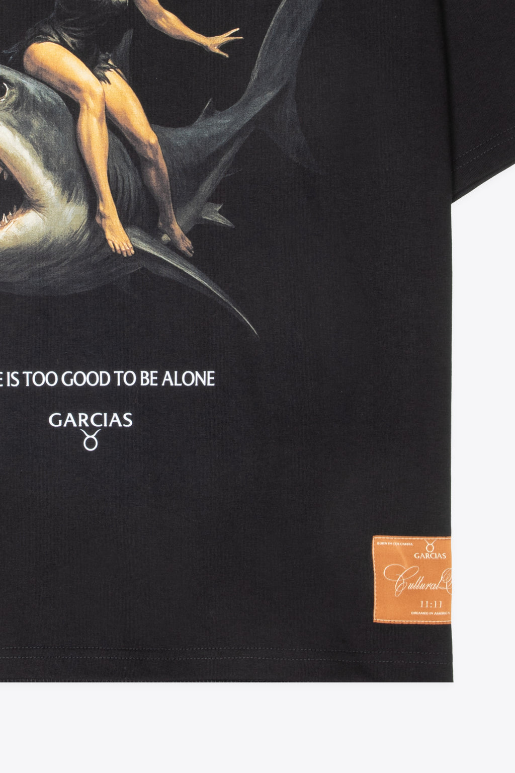 alt-image__T-shirt-nera-in-cotone-con-stampa-grafica-frontale-con-squalo---Shart-Vintage-T-shirt