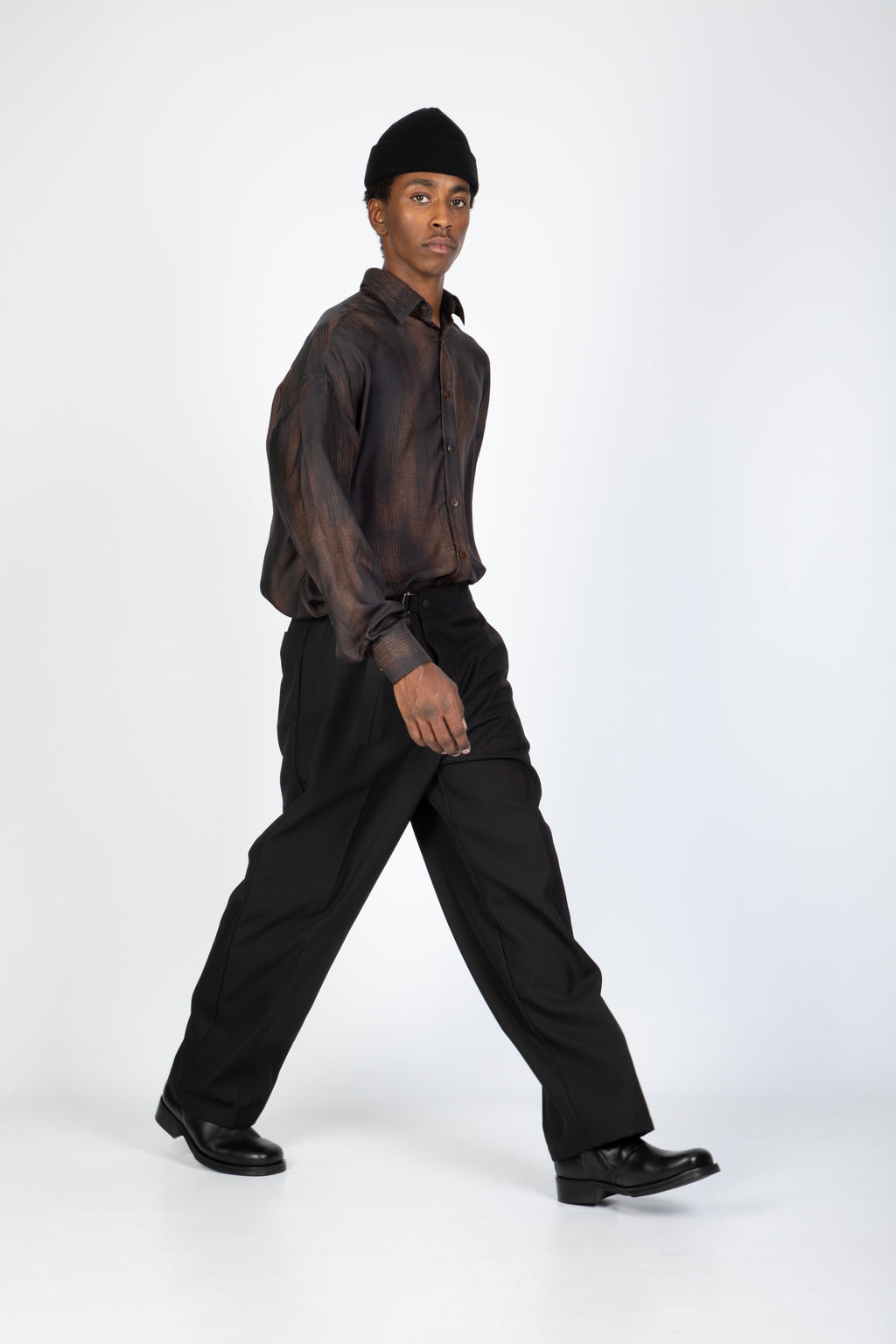 alt-image__Camicia-in-seta-marrone-con-stampa-astratta---Valentino