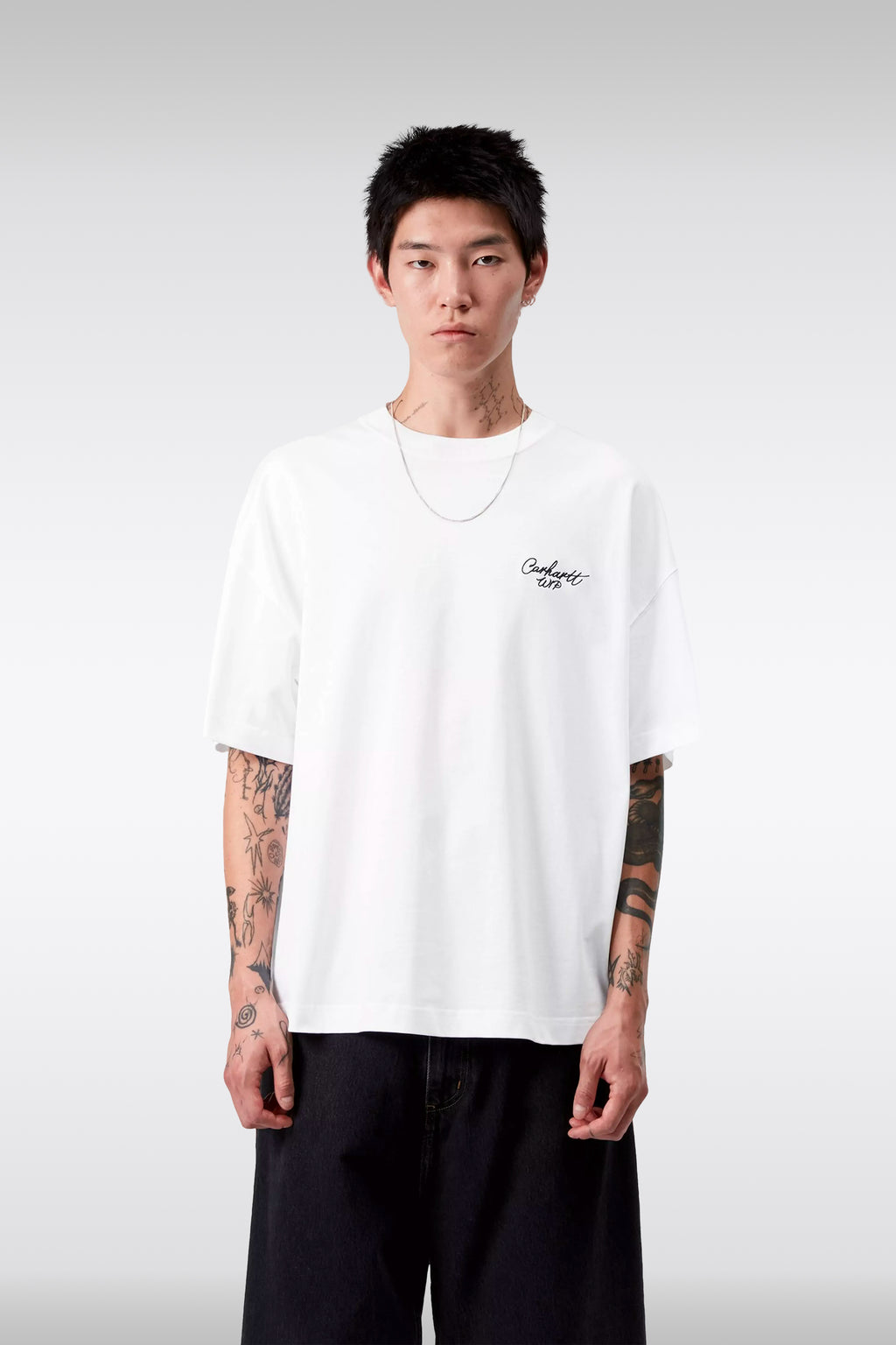 alt-image__T-shirt-bianca-boxy-fit-con-logo-ricamato-al-petto---S/S-Signature-Script-T-Shirt