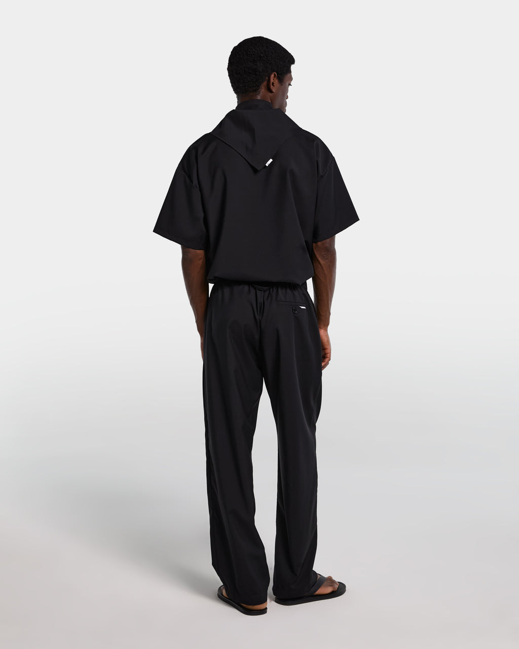 alt-image__Pantalone-nero-loose-fit-in-frescolana