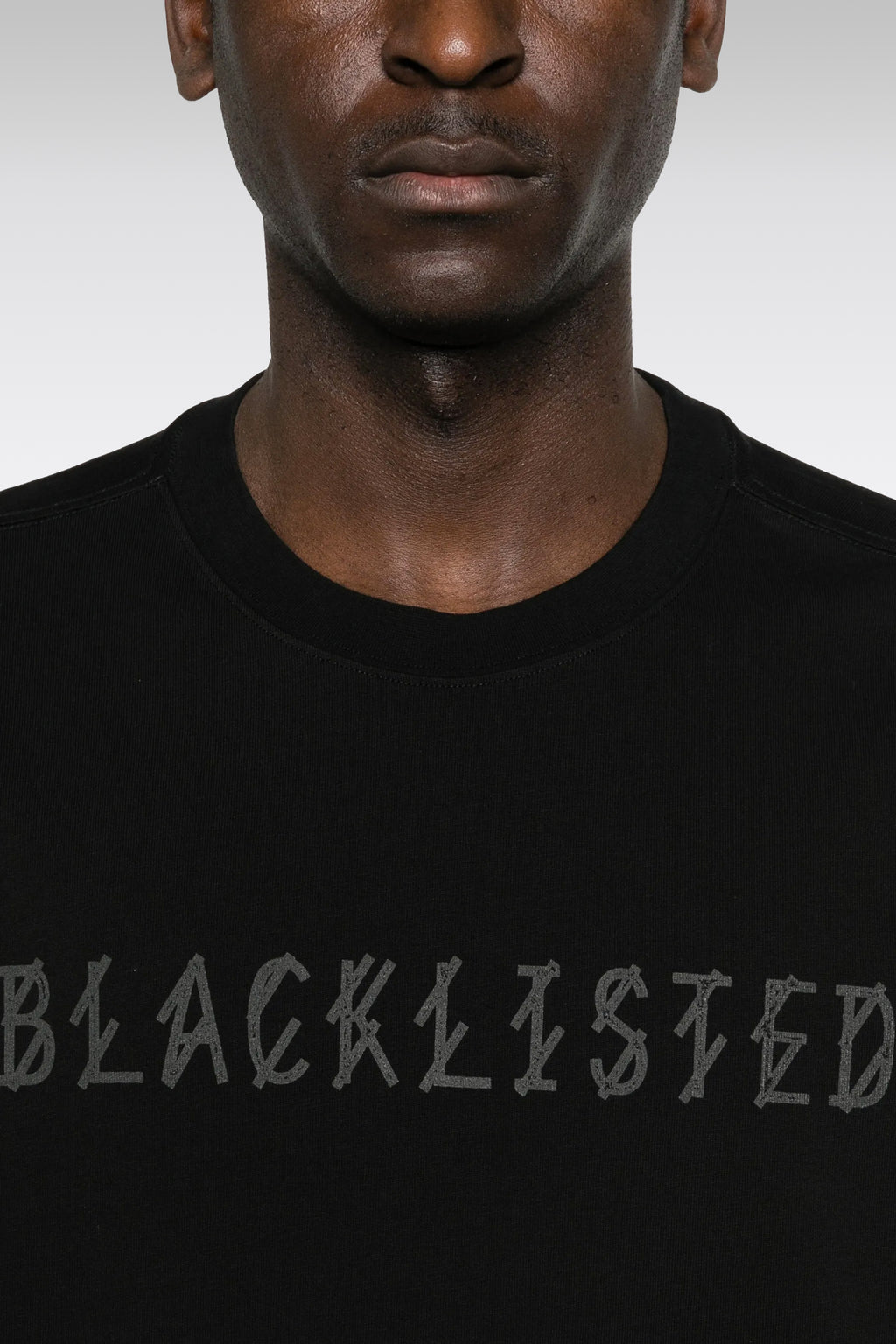 alt-image__T-shirt-nera-con-stampa-frontale-e-logo-sul-retro---Blacklisted-Tee