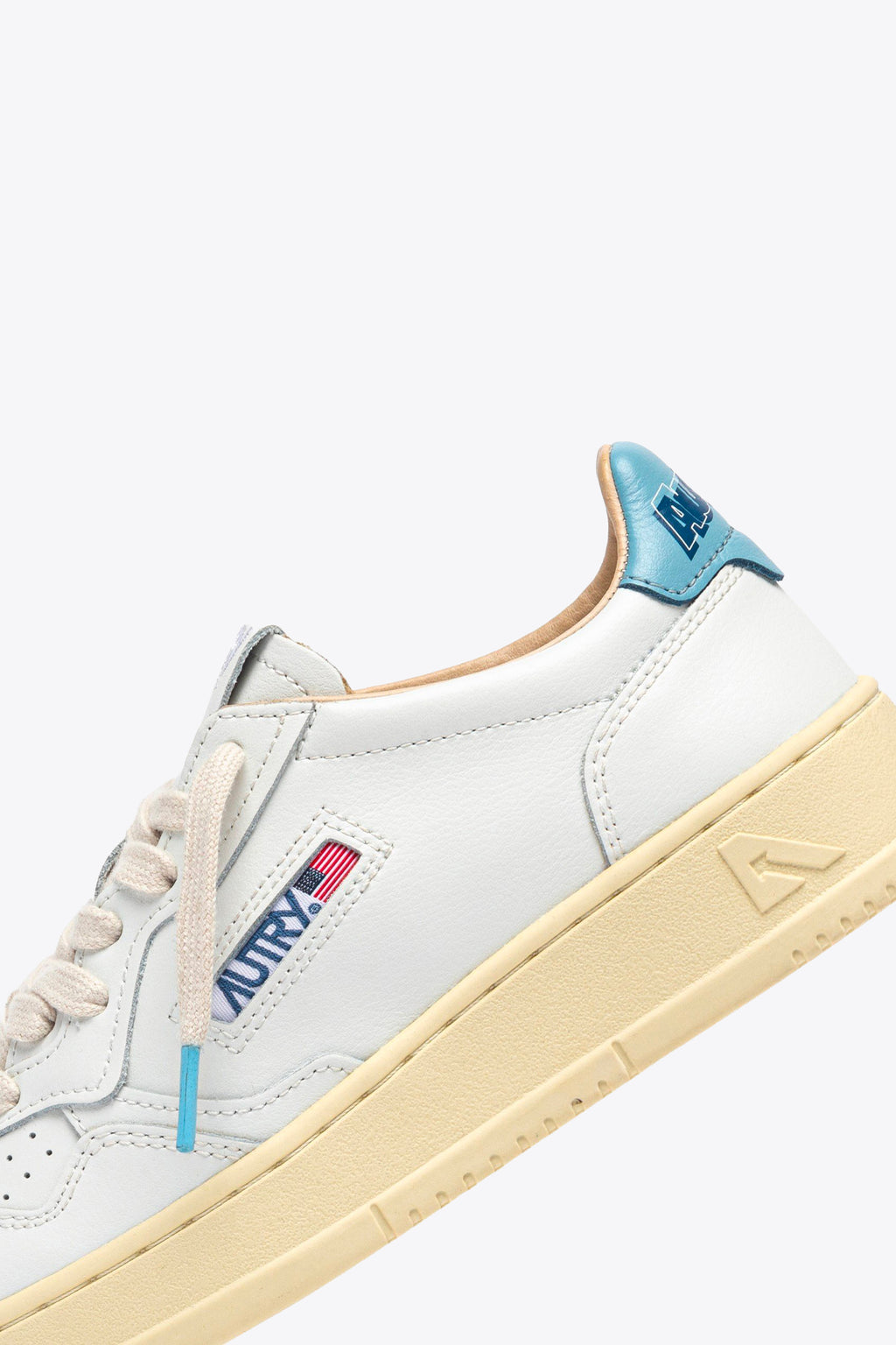 alt-image__Sneaker-bassa-in-pelle-bianca-con-tab-celeste---Medalist