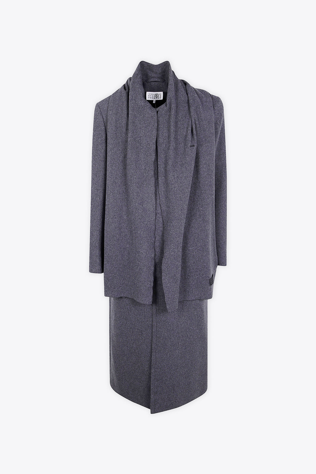 alt-image__Cappotto-grigio-in-lana-con-sciarpa