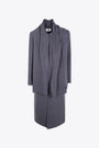 Cappotto grigio in lana con sciarpa 