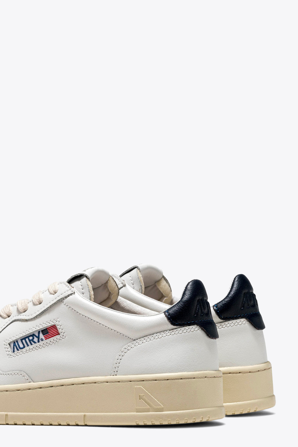 alt-image__Sneaker-bassa-in-pelle-bianca-con-tab-blu-navy---Medalist-Low