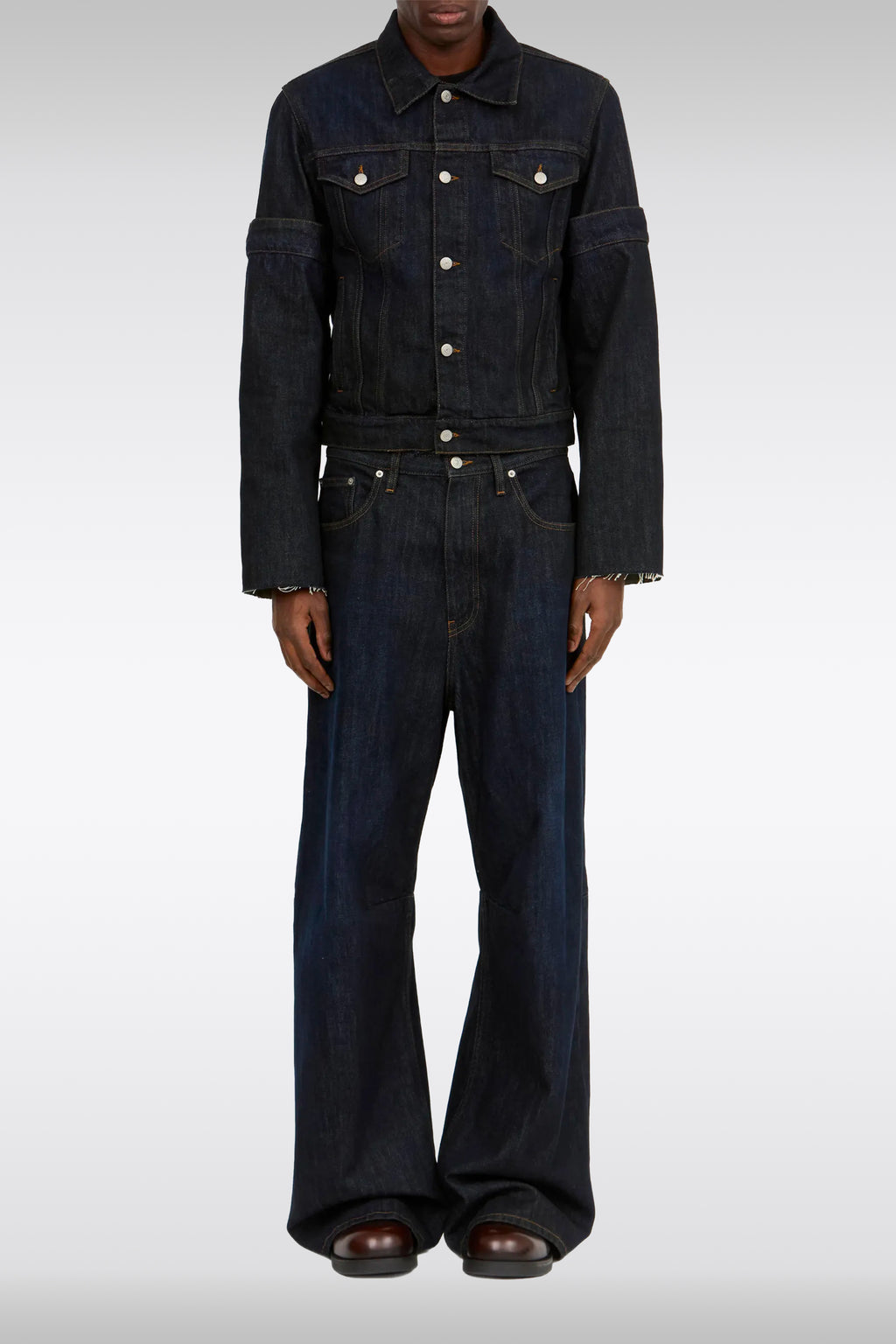 alt-image__Giacca-in-denim-blu-scuro-con-manica-decostruita-e-capovolta