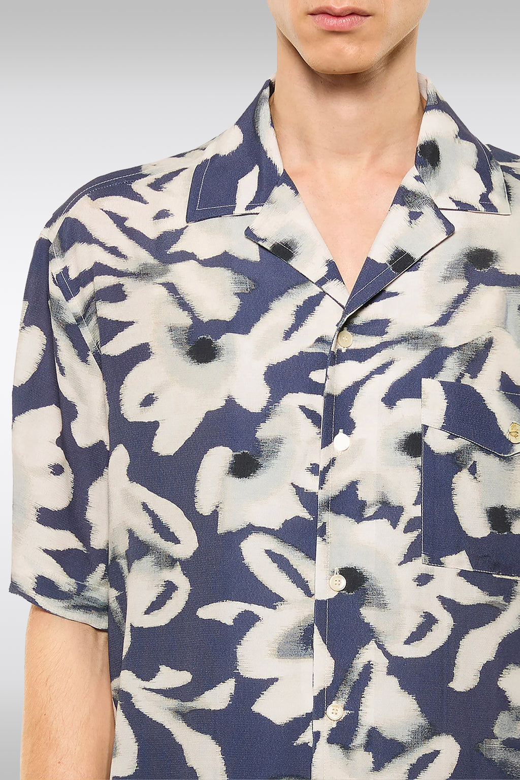 alt-image__Camicia-bowling-in-viscosa-blu-e-panna-con-stampa-floreale