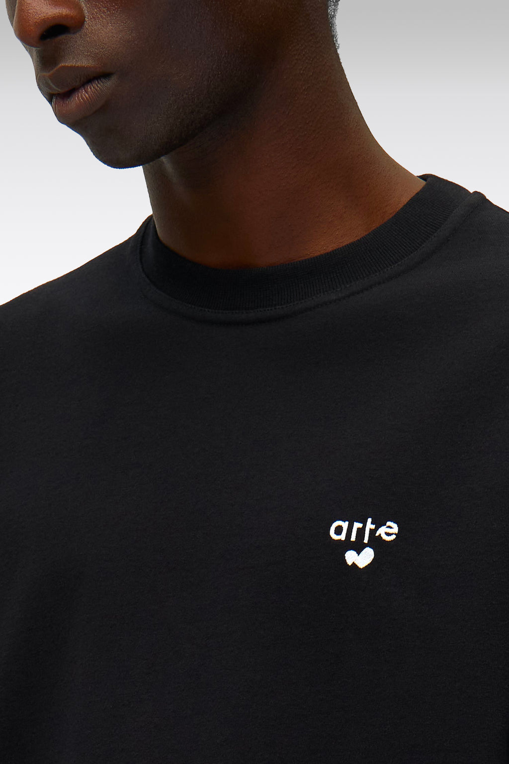 alt-image__T-shirt-nera-in-cotone-con-logo-ricamato-al-petto---Heart-Logo-T-shirt