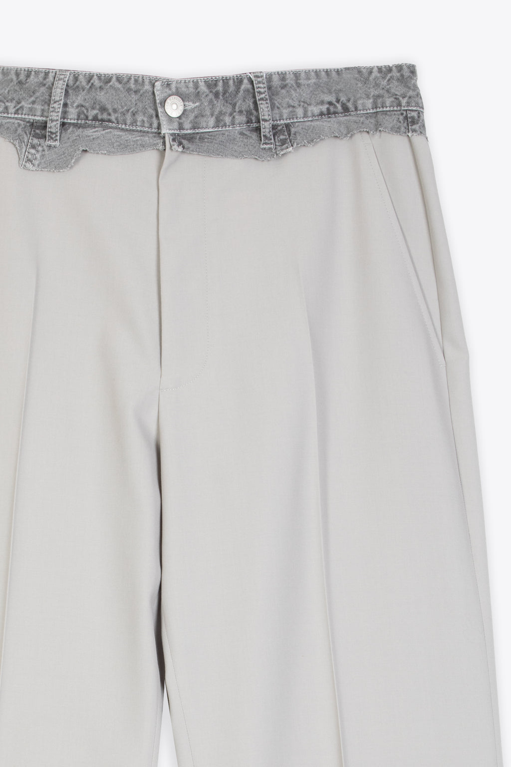 alt-image__Pantalone-ampio-in-fresco-lana-grigio-chiaro-con-bustino-in-denim-sfrangiato