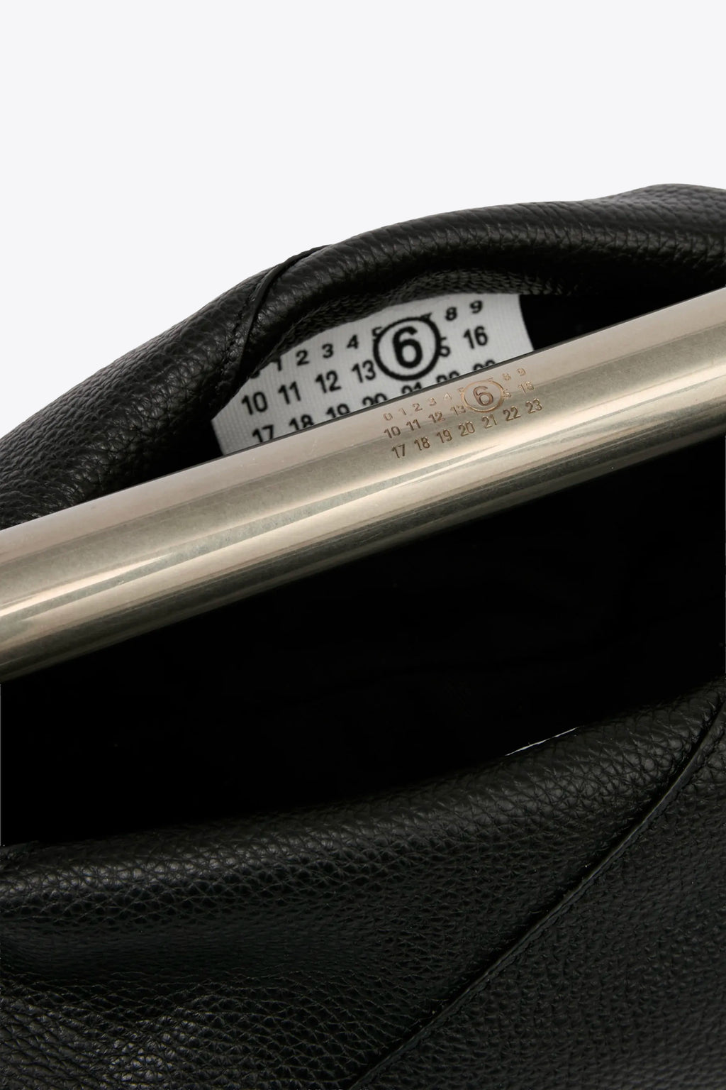 alt-image__Borsa-Japanese-rettangolare-in-pelle-nera-con-manico-in-metallo